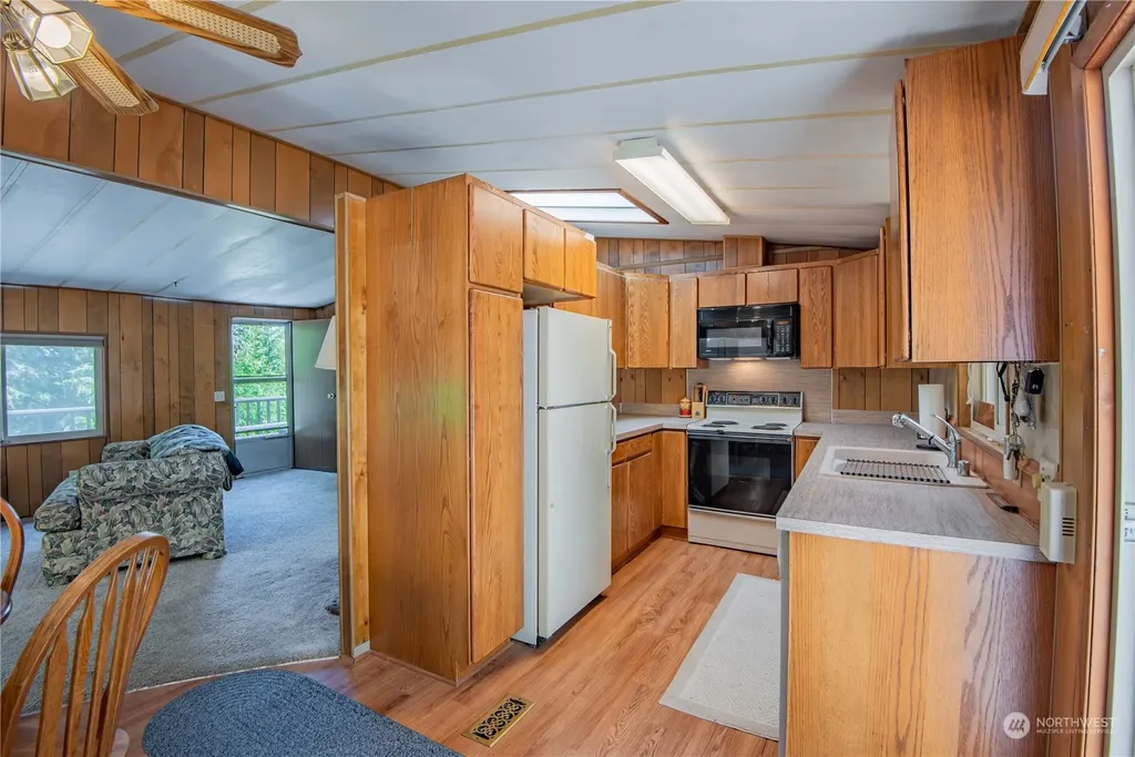 140 N Spindrift Drive Lilliwaup WA 98555