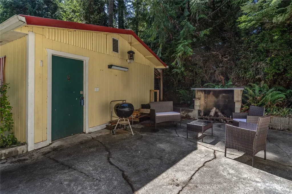 310 N Beacon Point Loop S Lilliwaup WA 98555