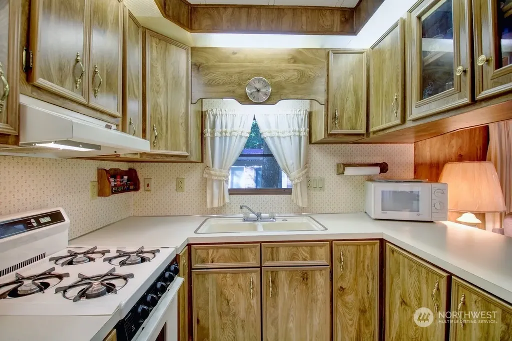5 Wilderness Way Deming WA 98244