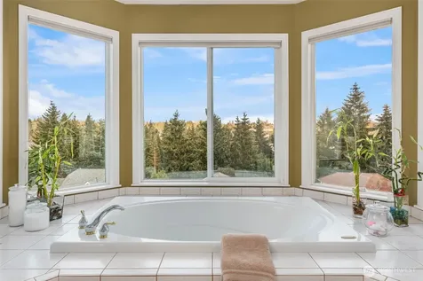 4320 Country Club Drive NE Tacoma WA 98422