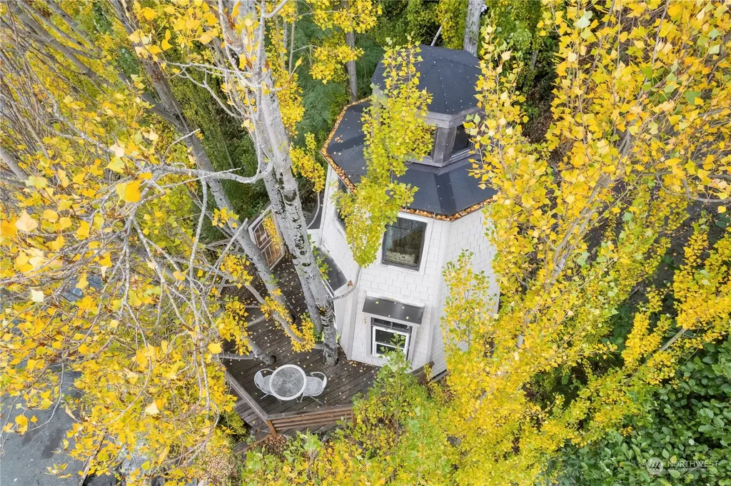 1705 Perkins Lane Seattle WA 98199