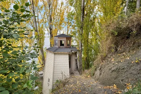 1705 Perkins Lane Seattle WA 98199