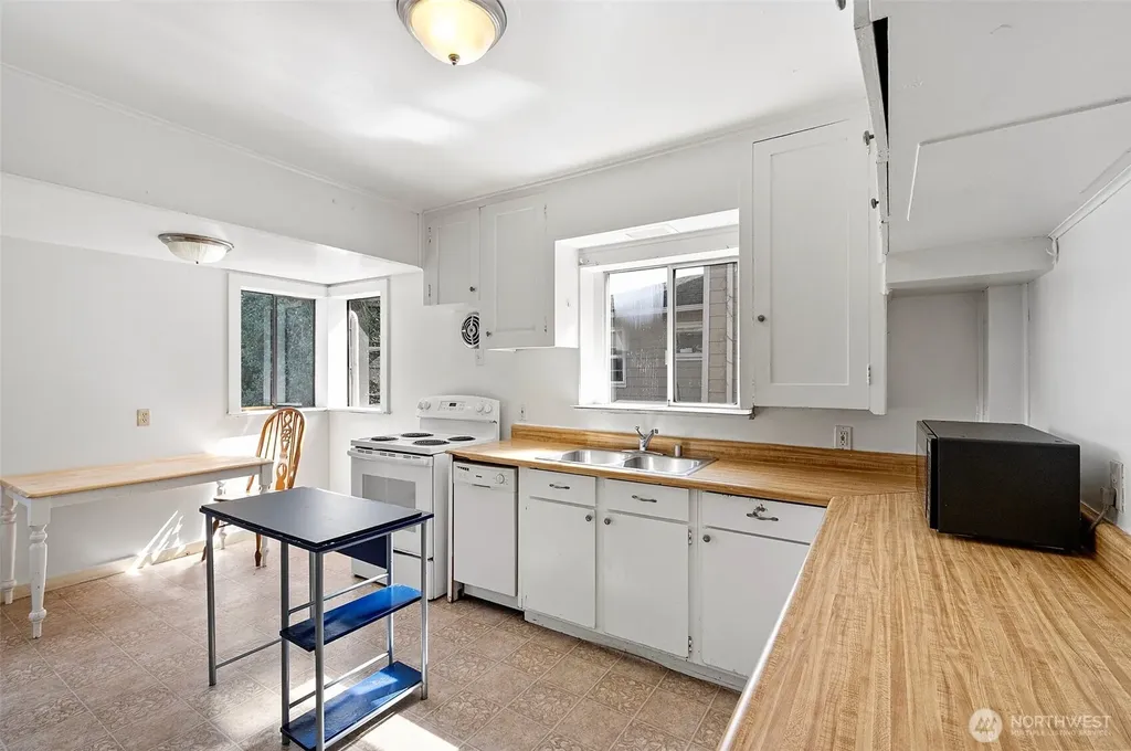 5016 7th Ave NE Seattle WA 98105