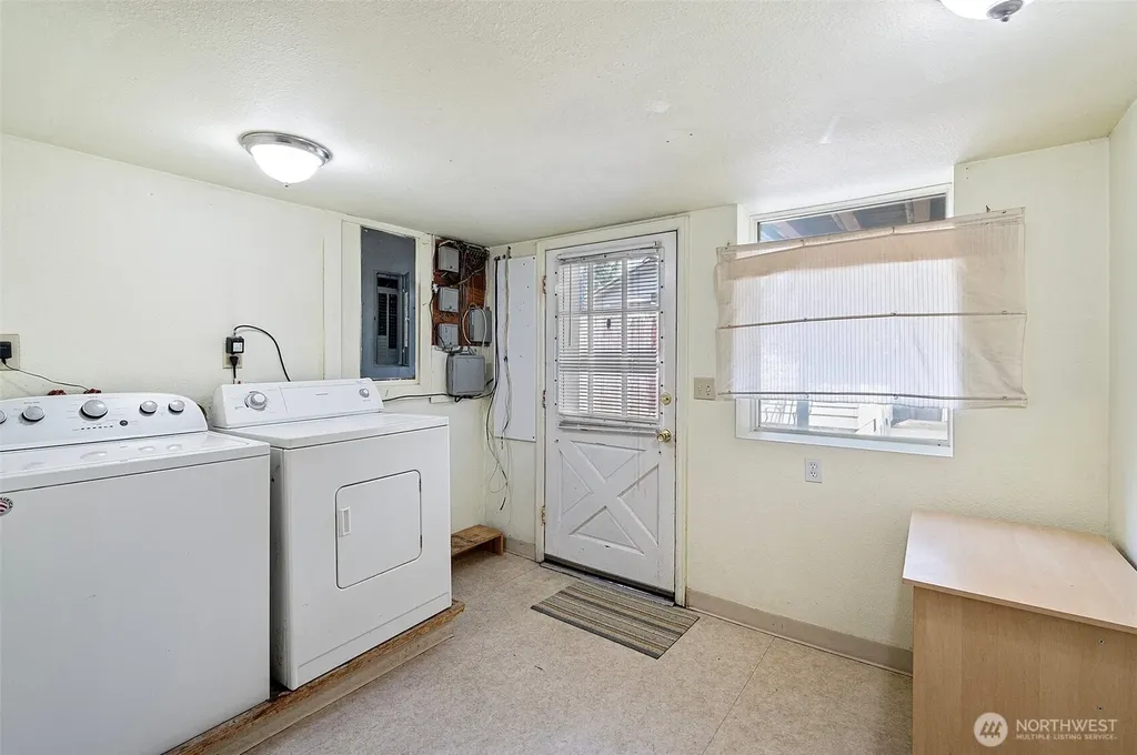 5016 7th Ave NE Seattle WA 98105
