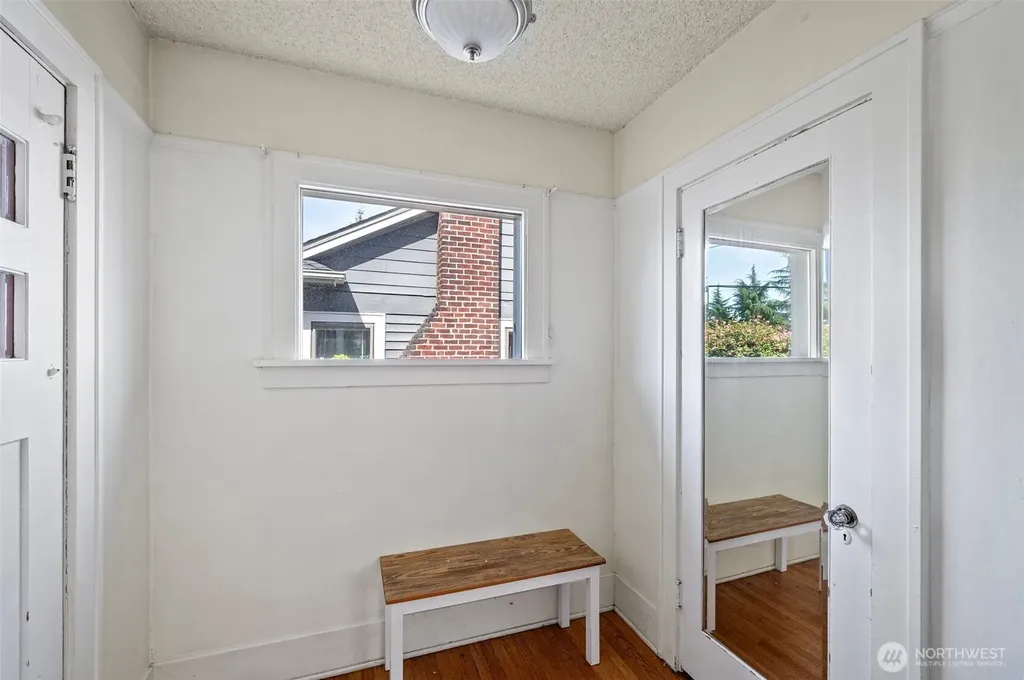 5016 7th Ave NE Seattle WA 98105