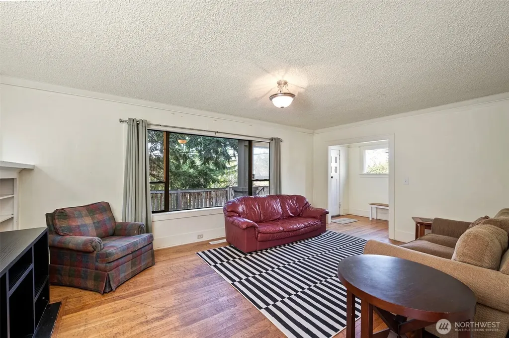 5016 7th Ave NE Seattle WA 98105