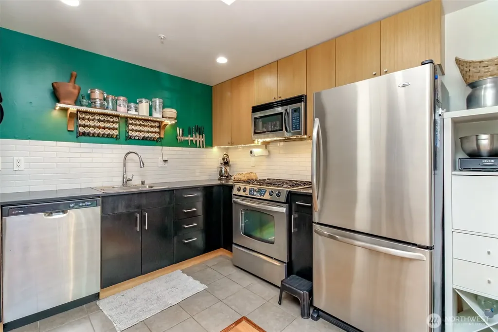 76 Cedar Street Seattle WA 98121