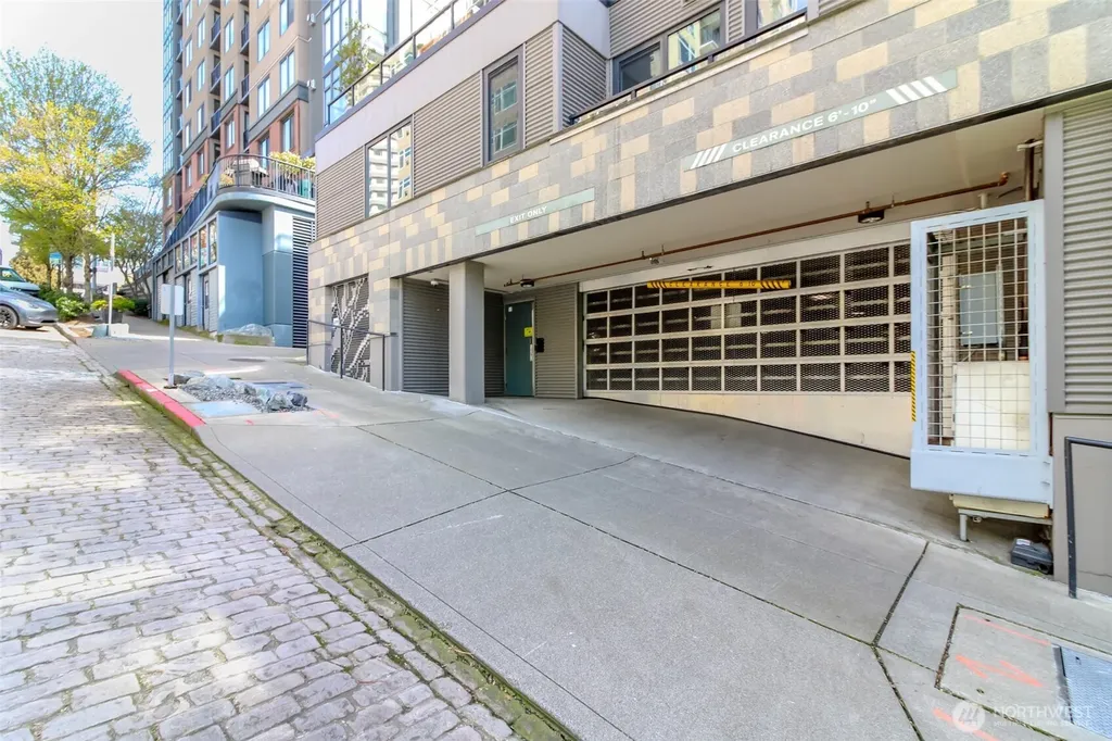 76 Cedar Street Seattle WA 98121