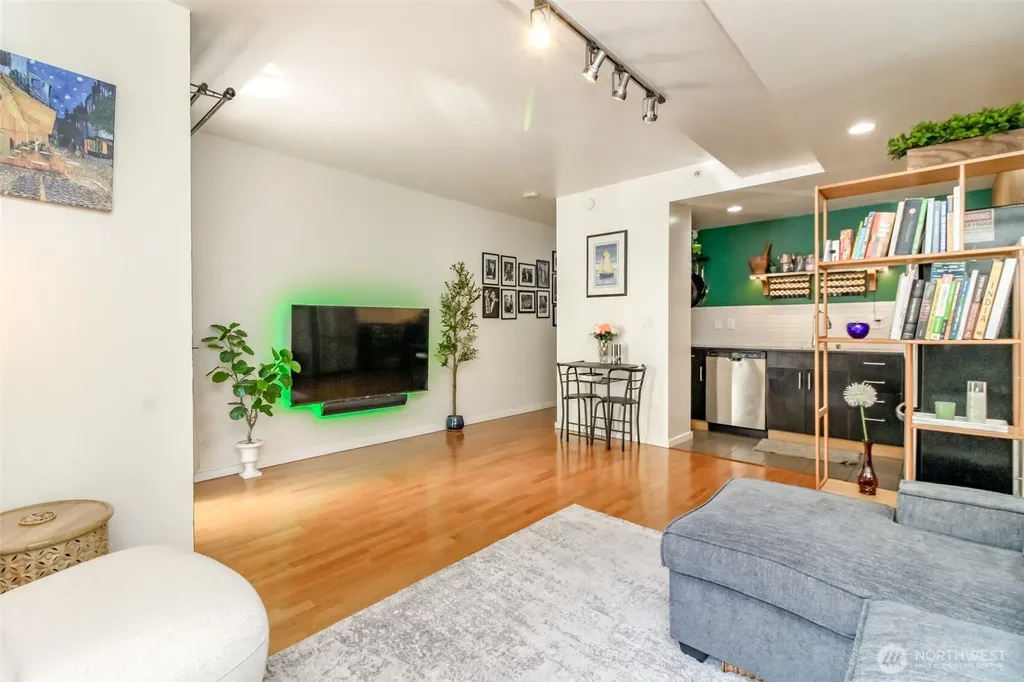 76 Cedar Street Seattle WA 98121