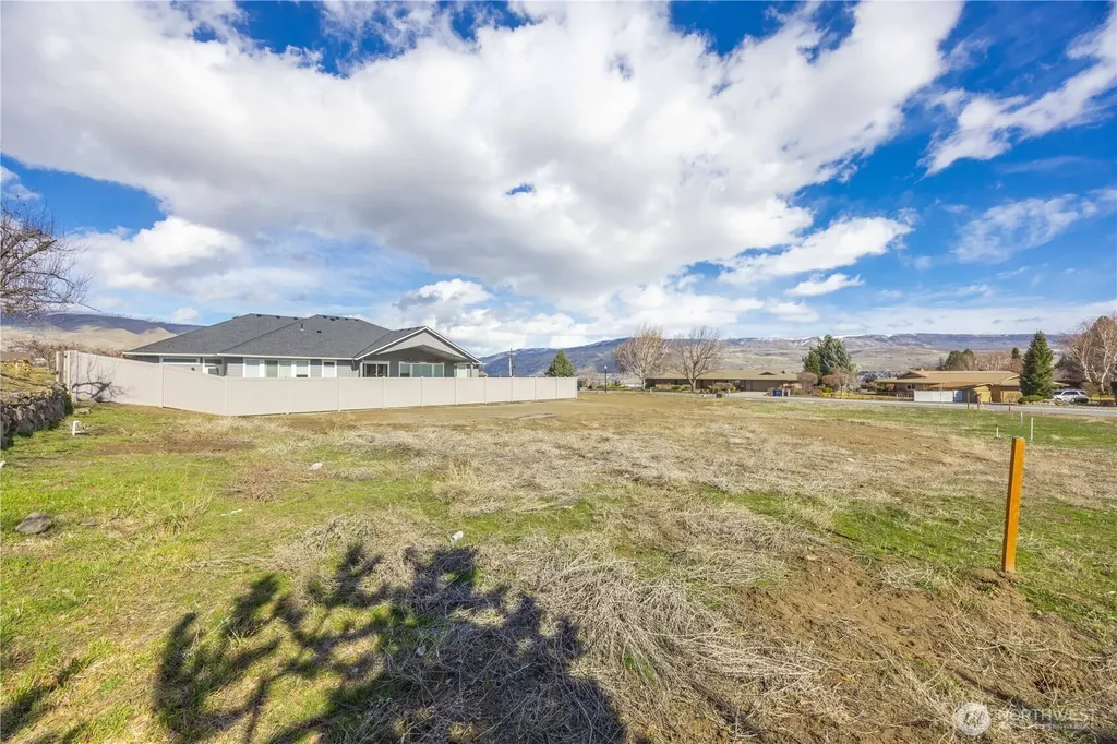 1808 North Road Wenatchee WA 98801