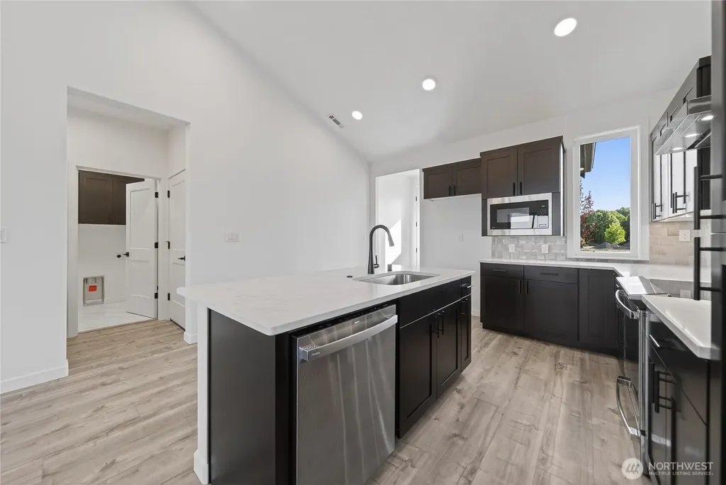 689 SE Quail Run College Place WA 99324