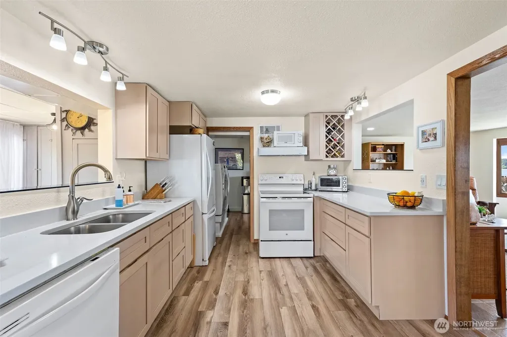 2423 Day Island Boulevard W University Place WA 98466