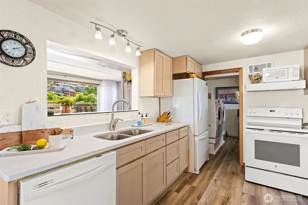 2423 Day Island Boulevard W University Place WA 98466