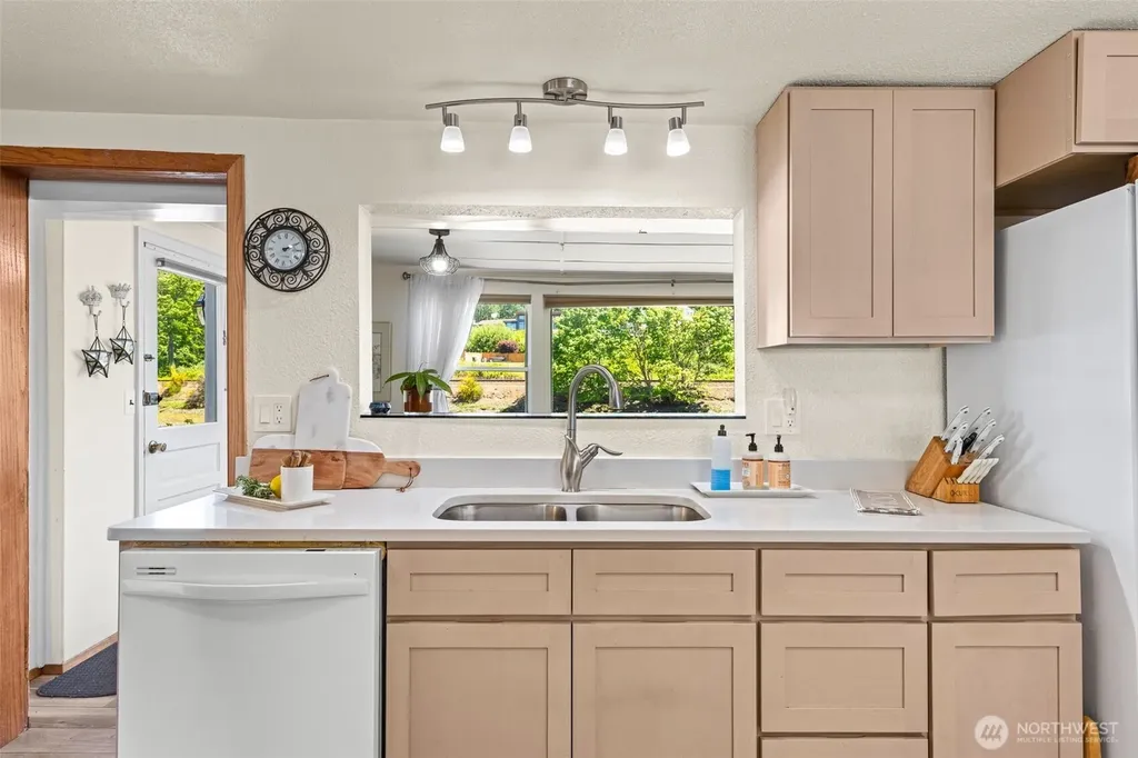 2423 Day Island Boulevard W University Place WA 98466