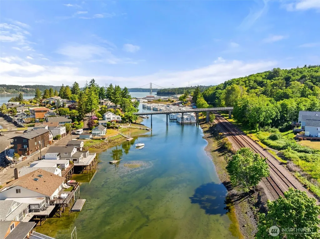2423 Day Island Boulevard W University Place WA 98466
