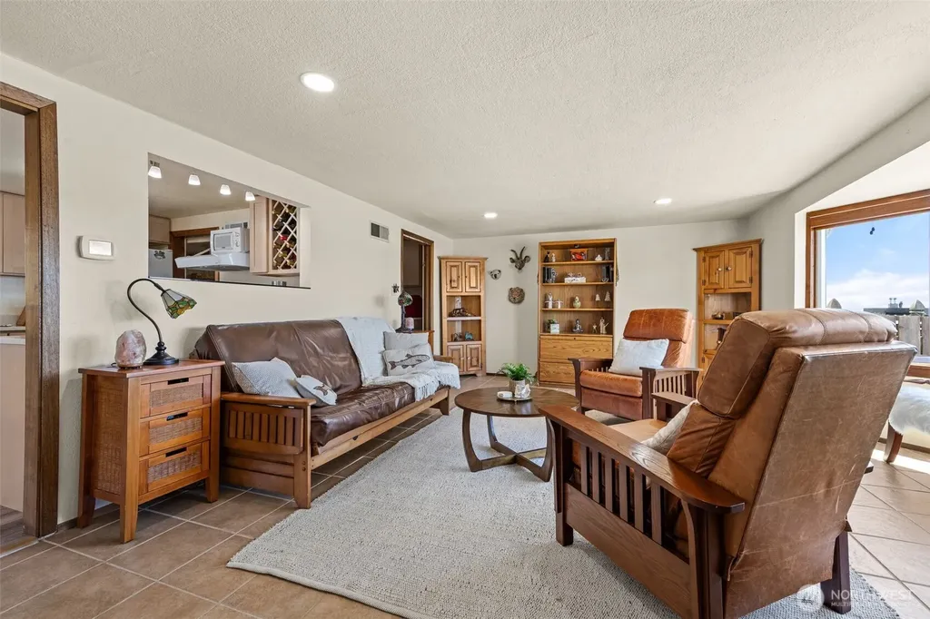 2423 Day Island Boulevard W University Place WA 98466