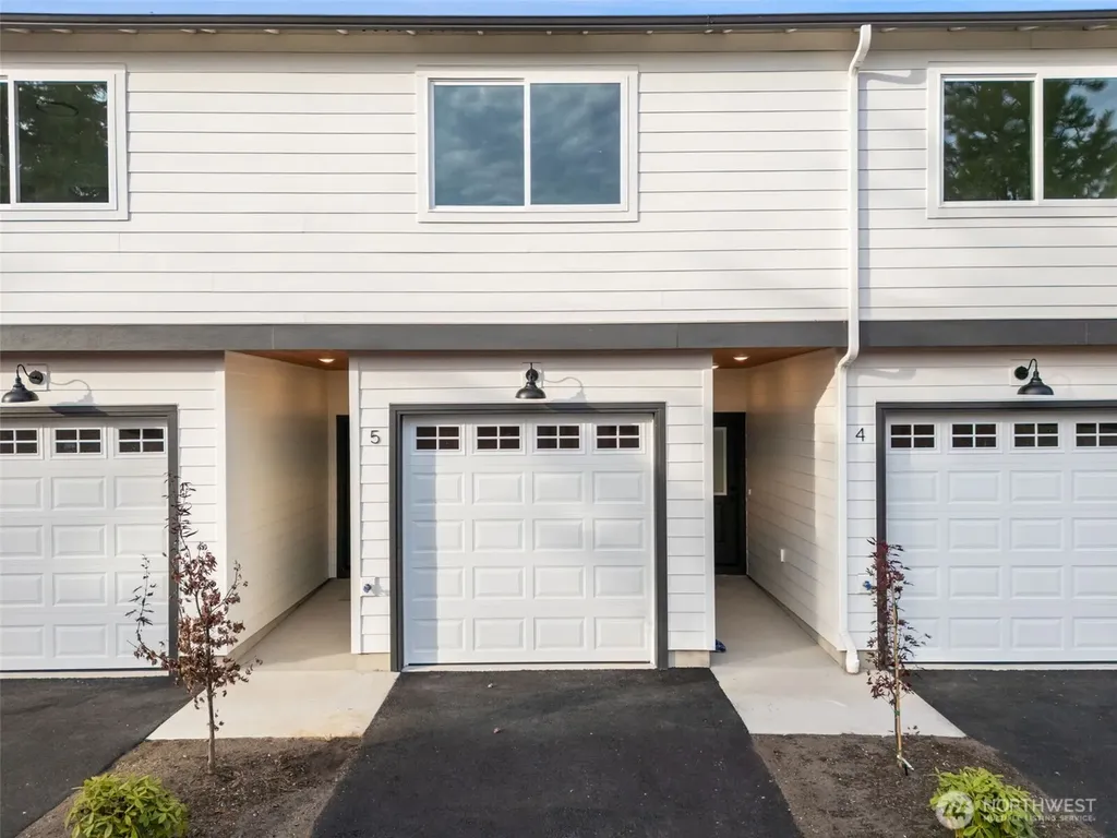 669 W Hendrickson Sequim WA 98382
