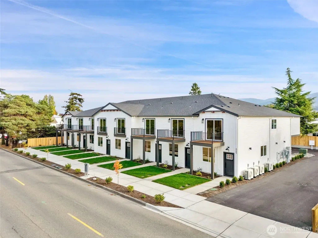 669 W Hendrickson Sequim WA 98382