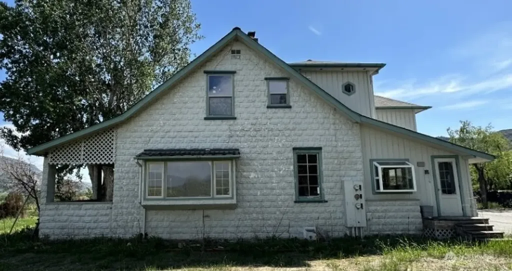 193 Golden Road Oroville WA 98844