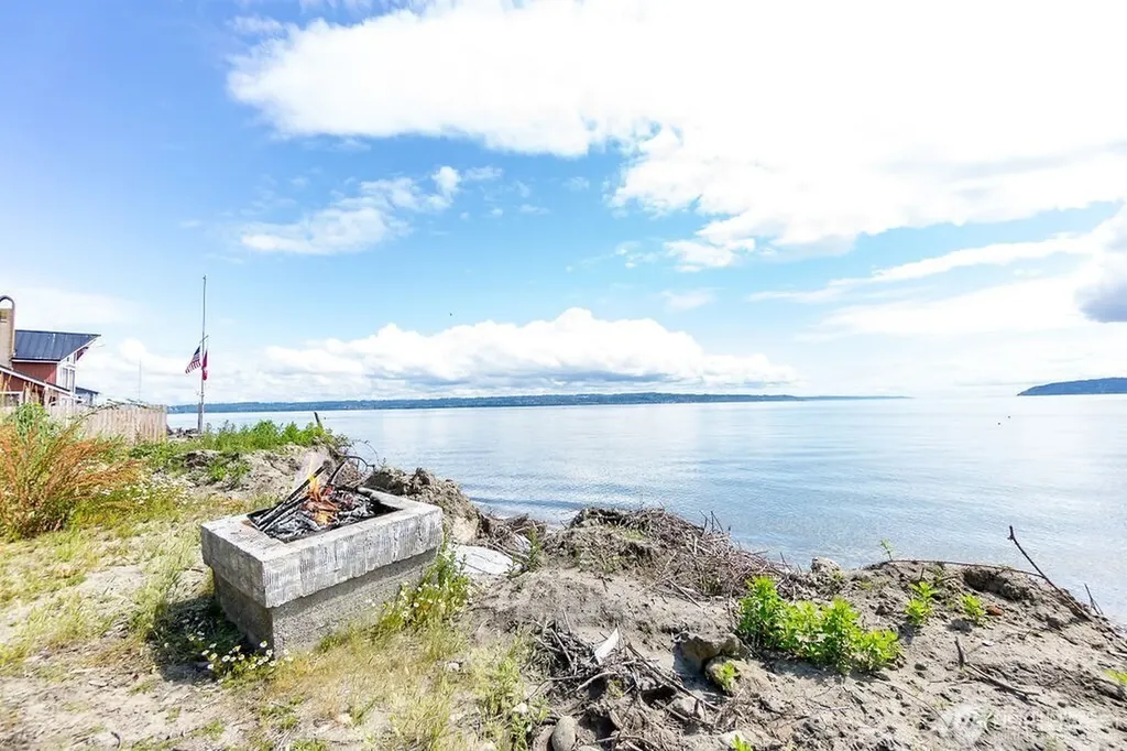 22 S Beach Drive Hat Island WA 98206