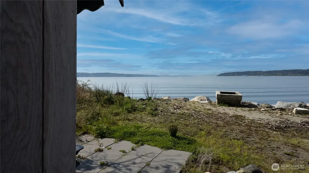 22 S Beach Drive Hat Island WA 98206