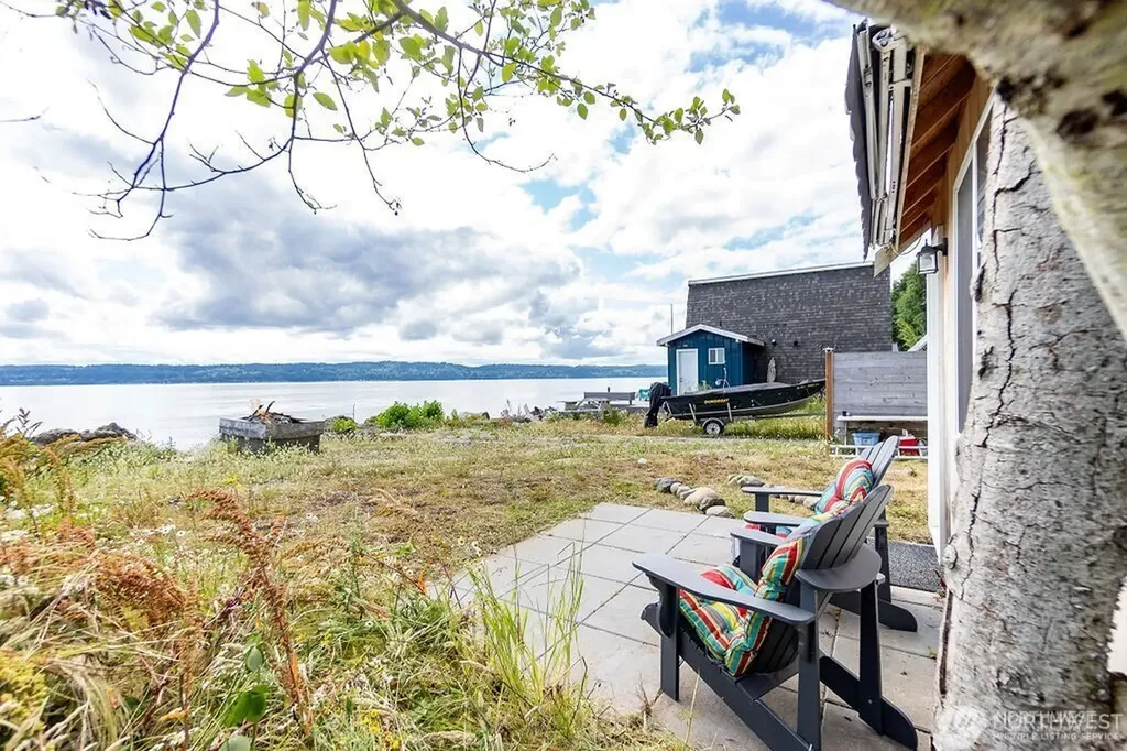 22 S Beach Drive Hat Island WA 98206