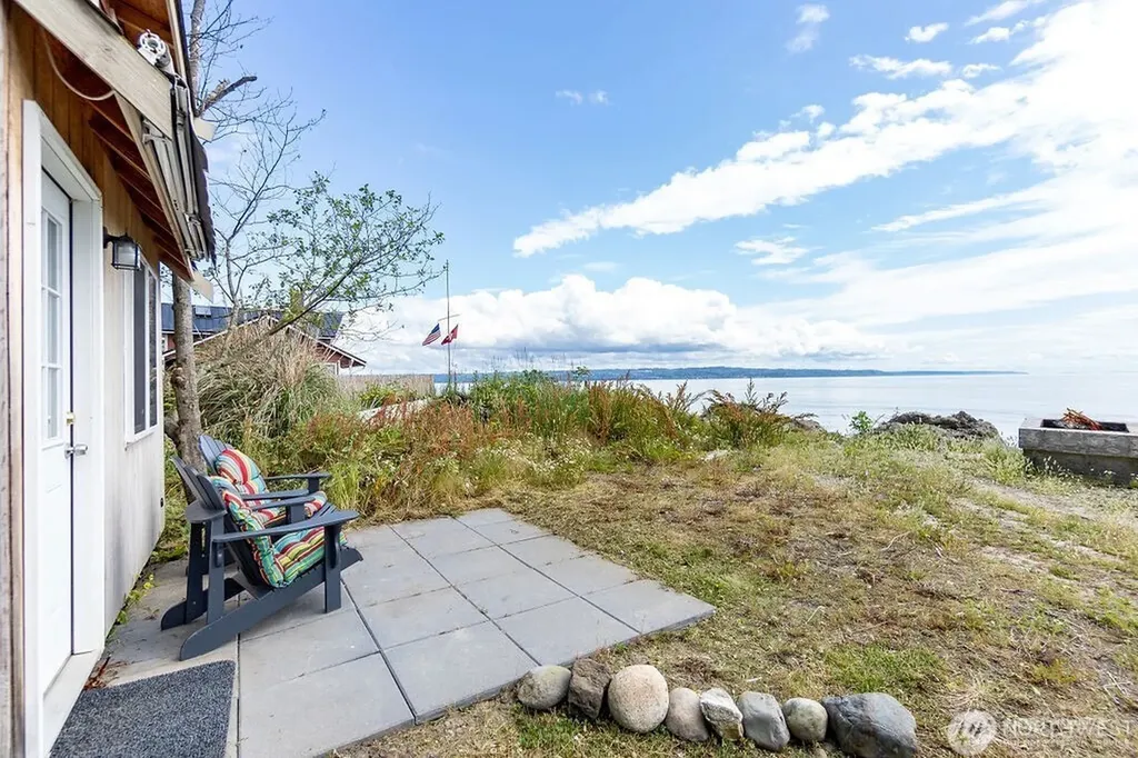22 S Beach Drive Hat Island WA 98206