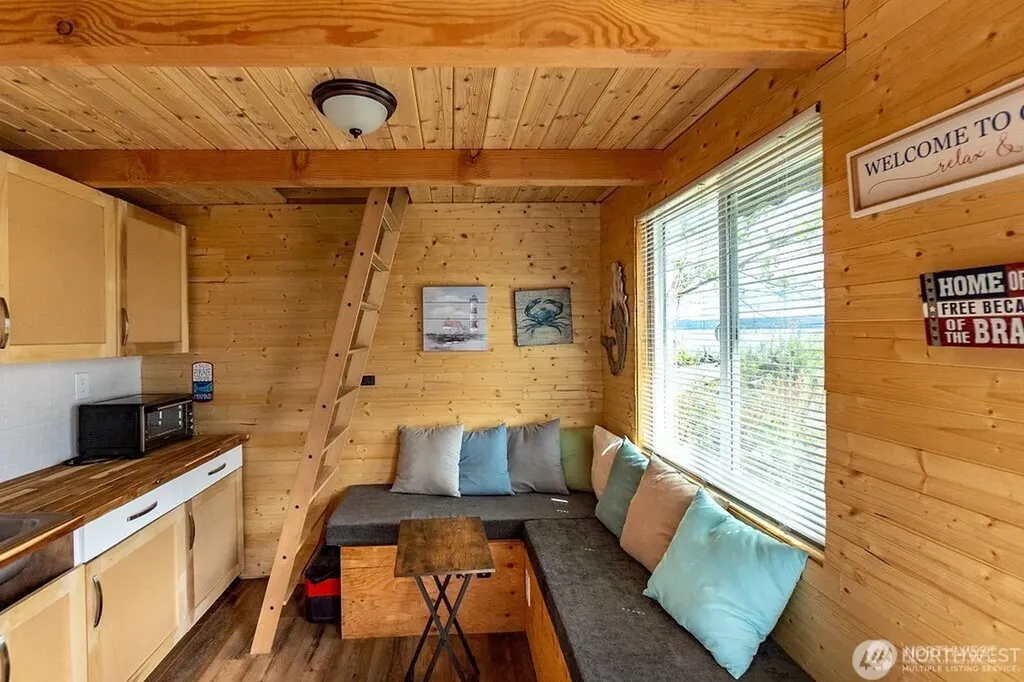 22 S Beach Drive Hat Island WA 98206