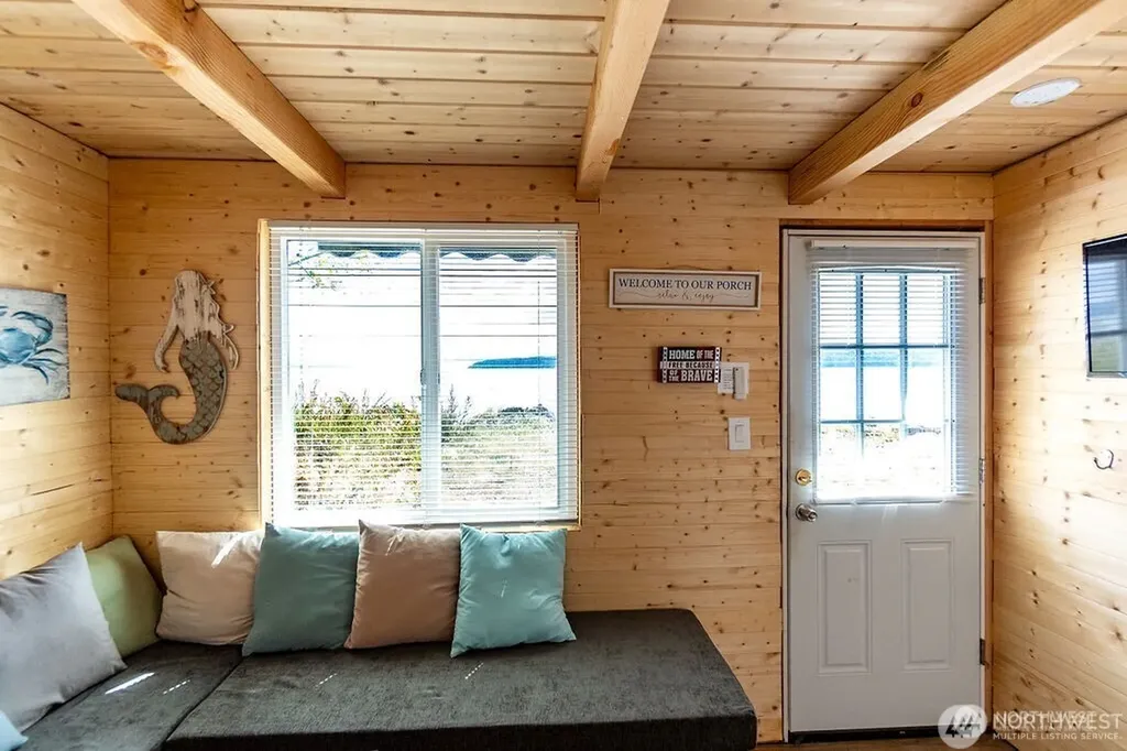 22 S Beach Drive Hat Island WA 98206
