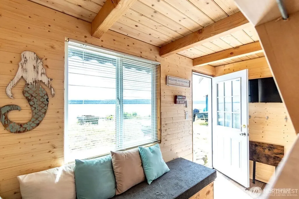 22 S Beach Drive Hat Island WA 98206
