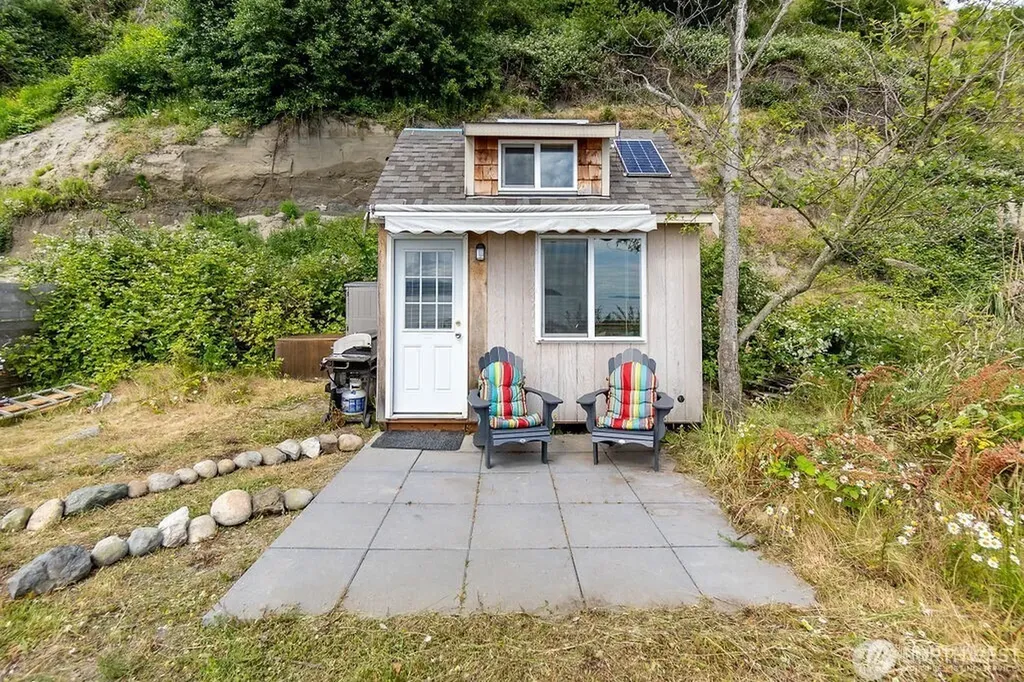 22 S Beach Drive Hat Island WA 98206
