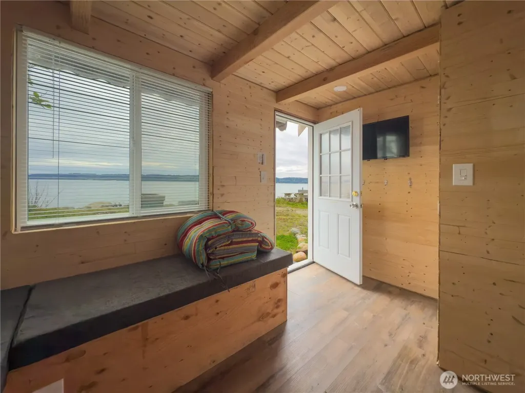 22 S Beach Drive Hat Island WA 98206