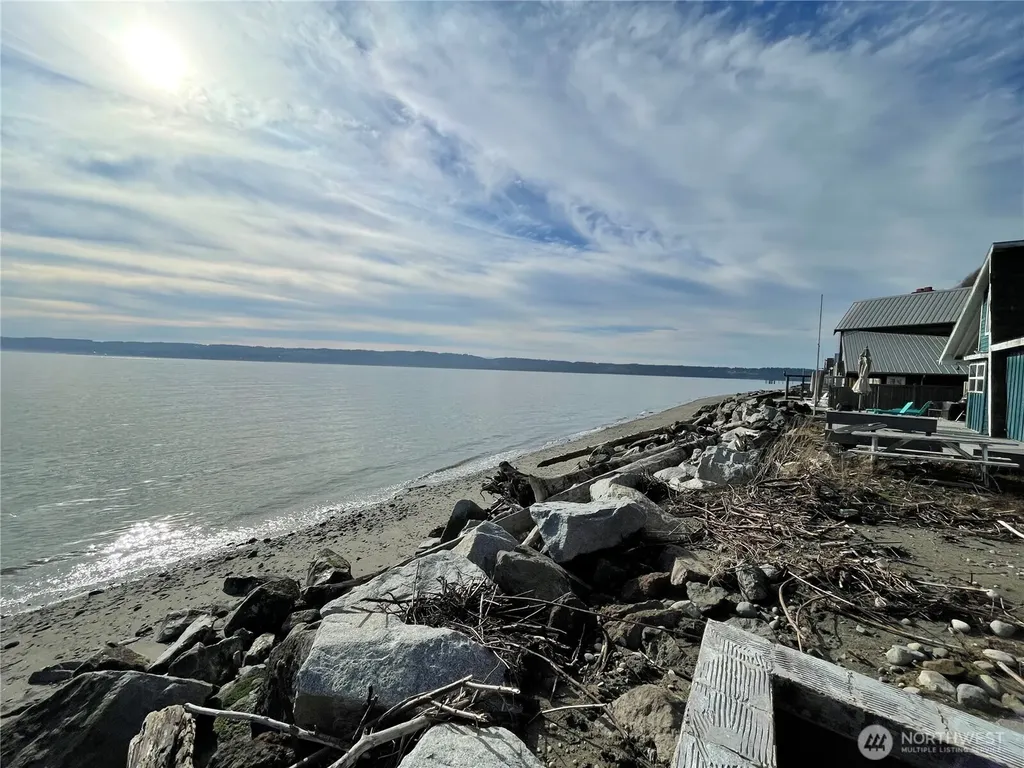 22 S Beach Drive Hat Island WA 98206