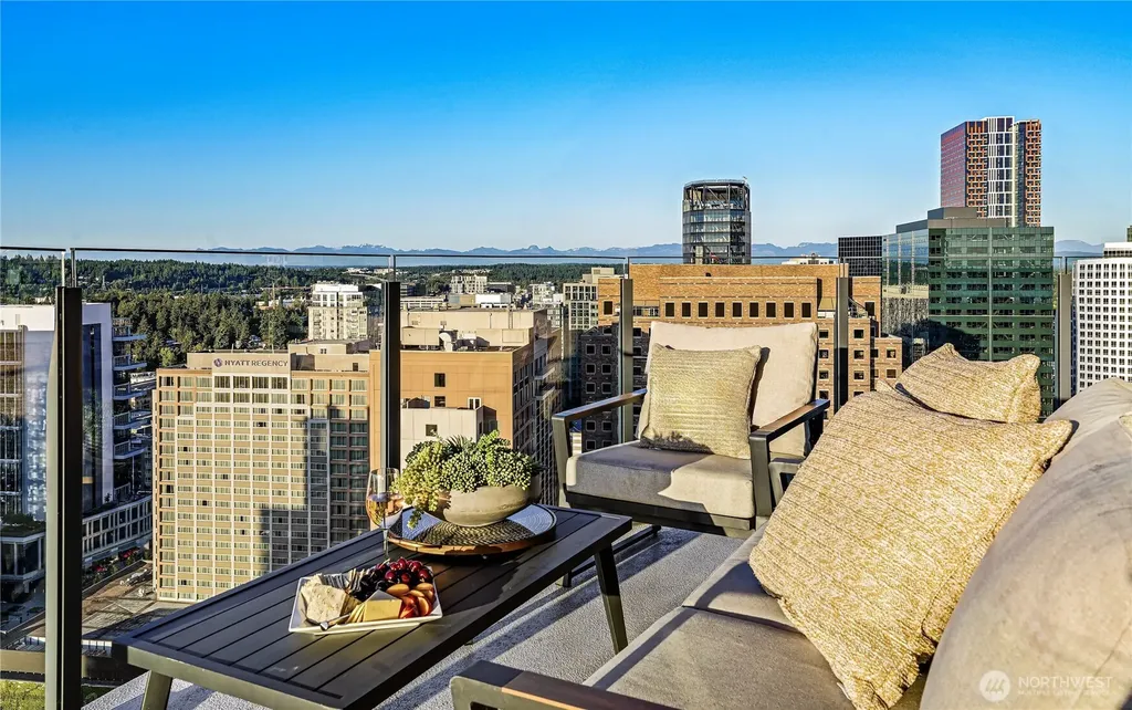 838 Avenue Square NE Bellevue WA 98004