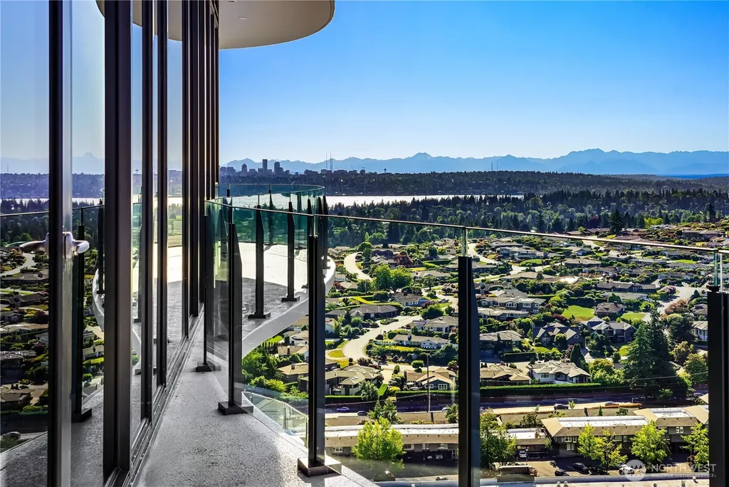 838 Avenue Square NE Bellevue WA 98004
