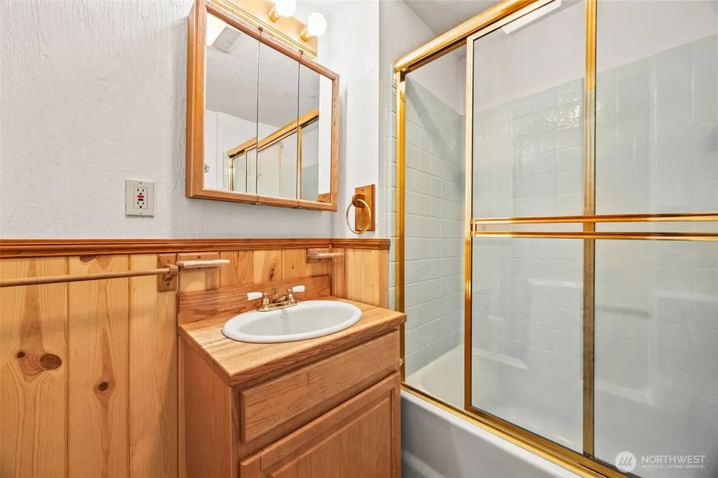 1236 E Island View Road Grapeview WA 98546
