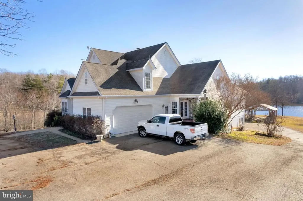 495 Deepwood Farm Drive Scottsville VA 24590