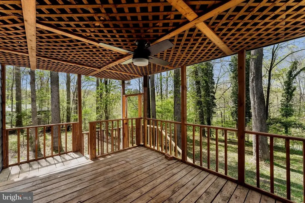 2367 Lakeshore Drive N Louisa VA 23093