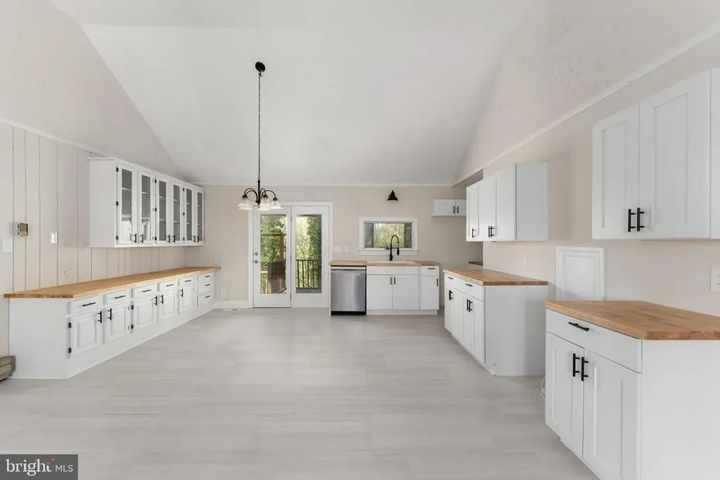 2367 Lakeshore Drive N Louisa VA 23093