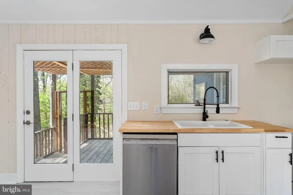 2367 Lakeshore Drive N Louisa VA 23093