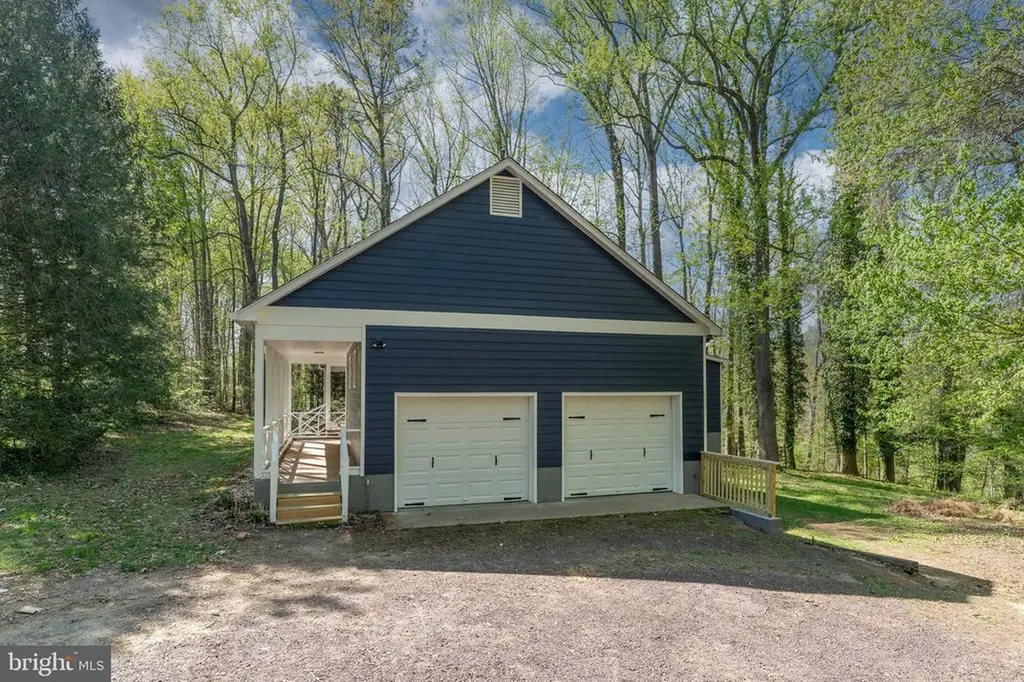 2367 Lakeshore Drive N Louisa VA 23093
