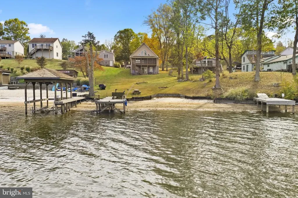 1250 Lakeshore Drive S Louisa VA 23093