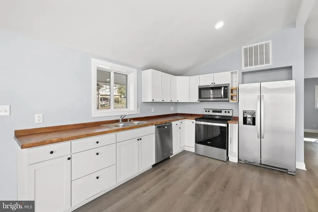 1262 Lakeshore Drive S Louisa VA 23093