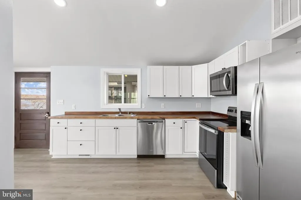 1262 Lakeshore Drive S Louisa VA 23093