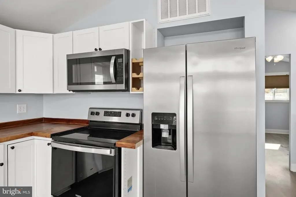 1262 Lakeshore Drive S Louisa VA 23093