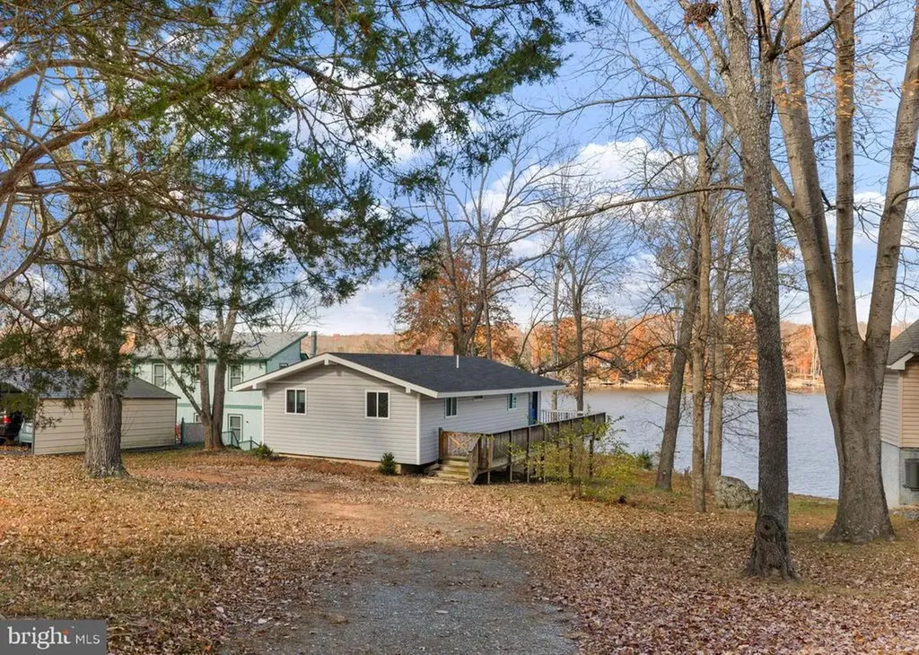 1262 Lakeshore Drive S Louisa VA 23093