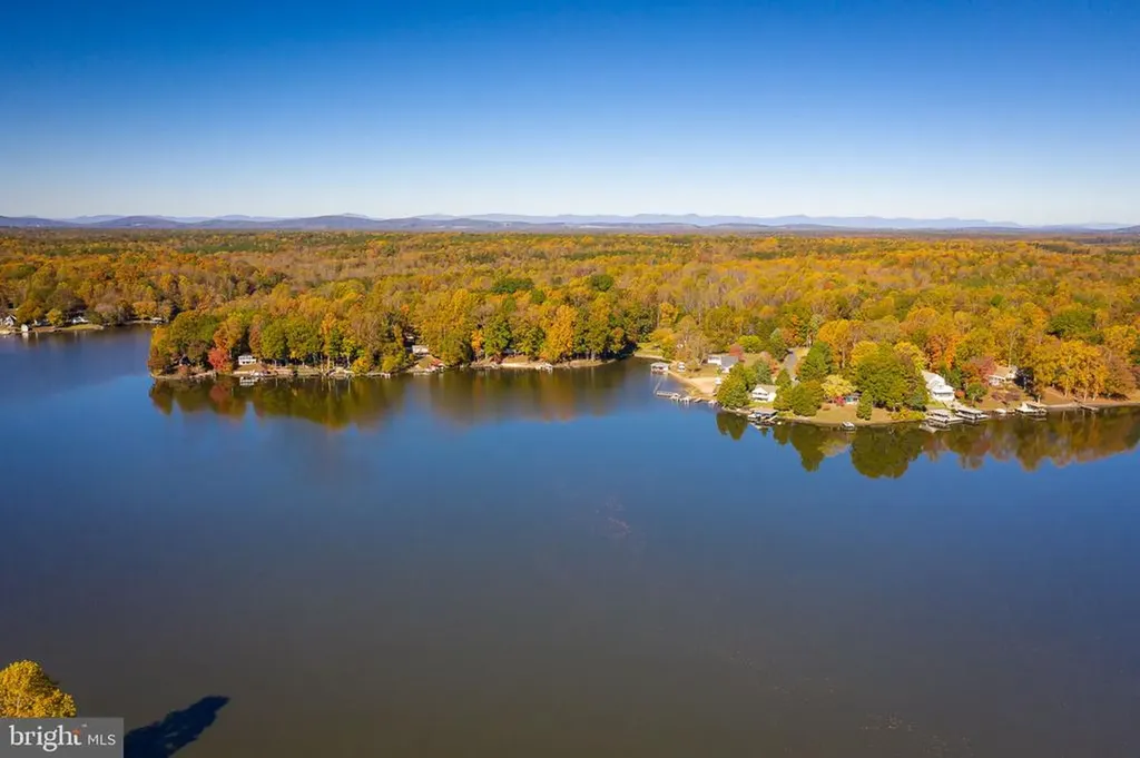 1262 Lakeshore Drive S Louisa VA 23093