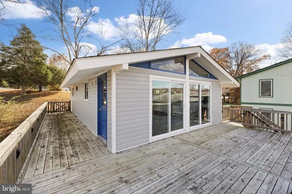 1262 Lakeshore Drive S Louisa VA 23093