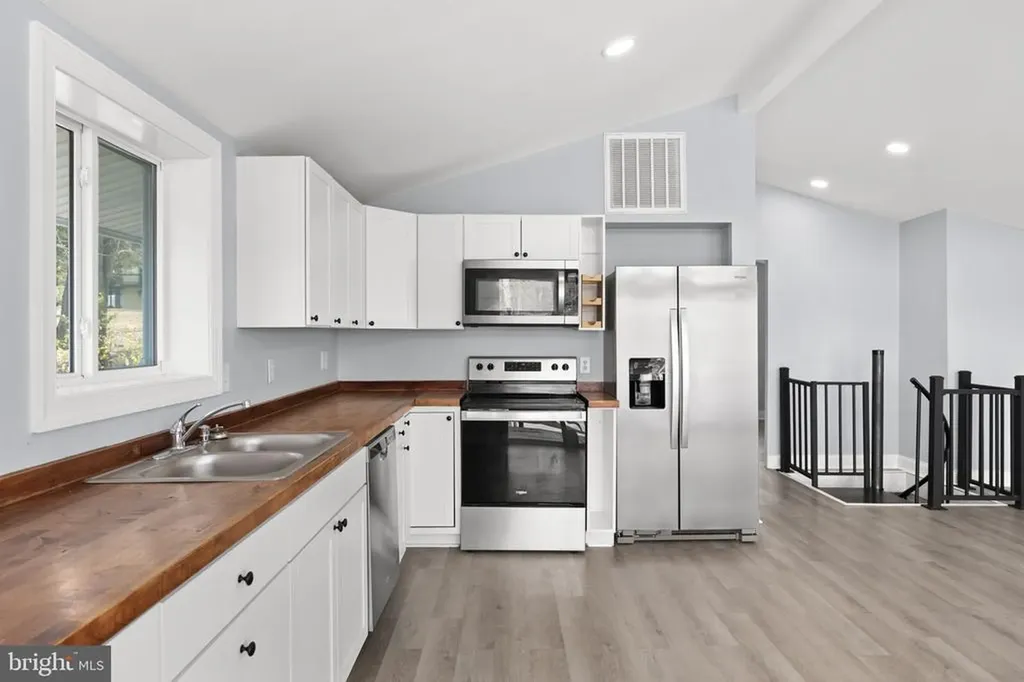 1262 Lakeshore Drive S Louisa VA 23093