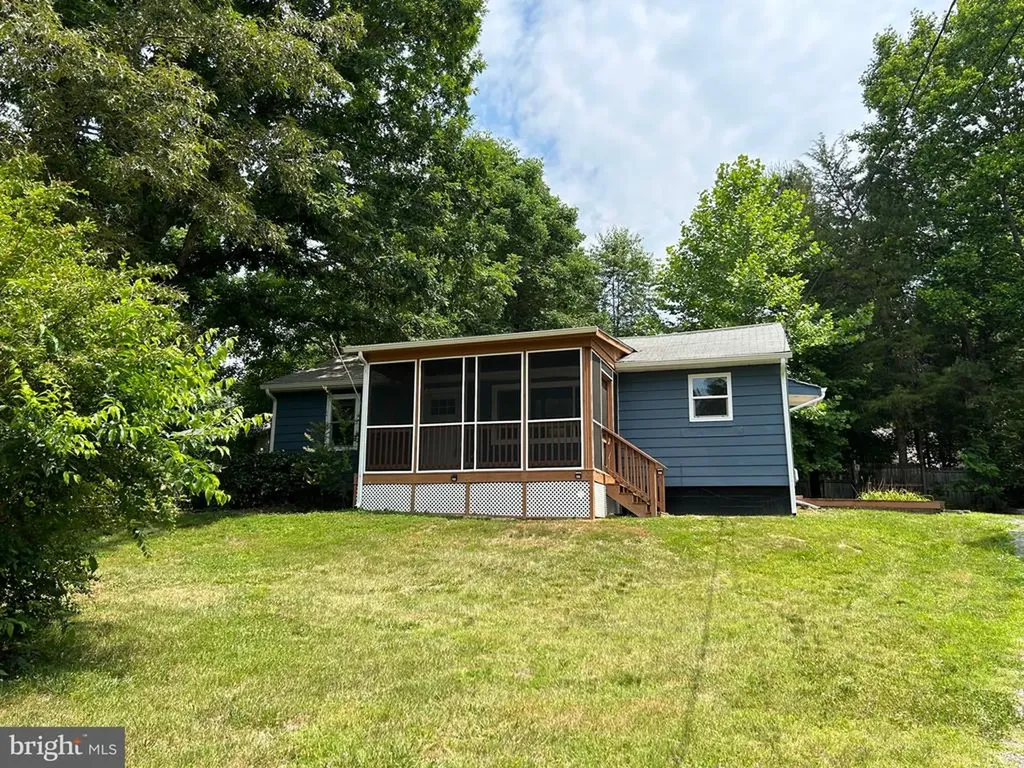 1346 Lakeshore Drive N Louisa VA 23093